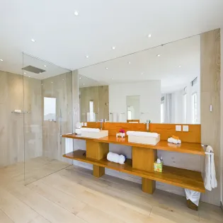 4.1 arrow marine guest bathroom 1 SBP