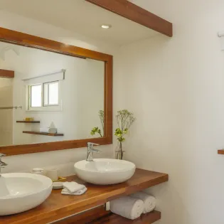 5.1 la roche dans i eau bathroom 1 SBP