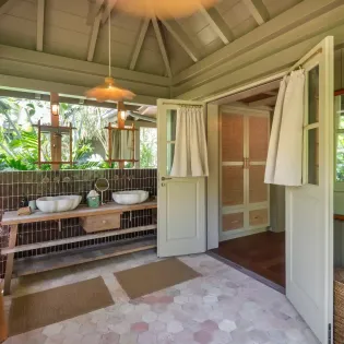 5.1 maison saline bathroom 1 SBP