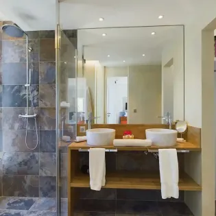 6.1 arrow marine guest bathroom 2 SBP