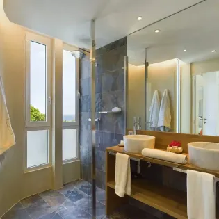 6.2 arrow marine guest bathroom 2 SBP