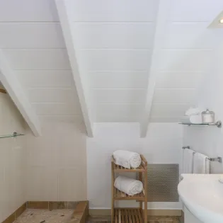 9.1 la roche dans i eau bathroom 3 SBP